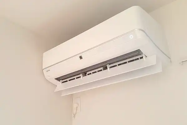 エアコン設置工事の様子